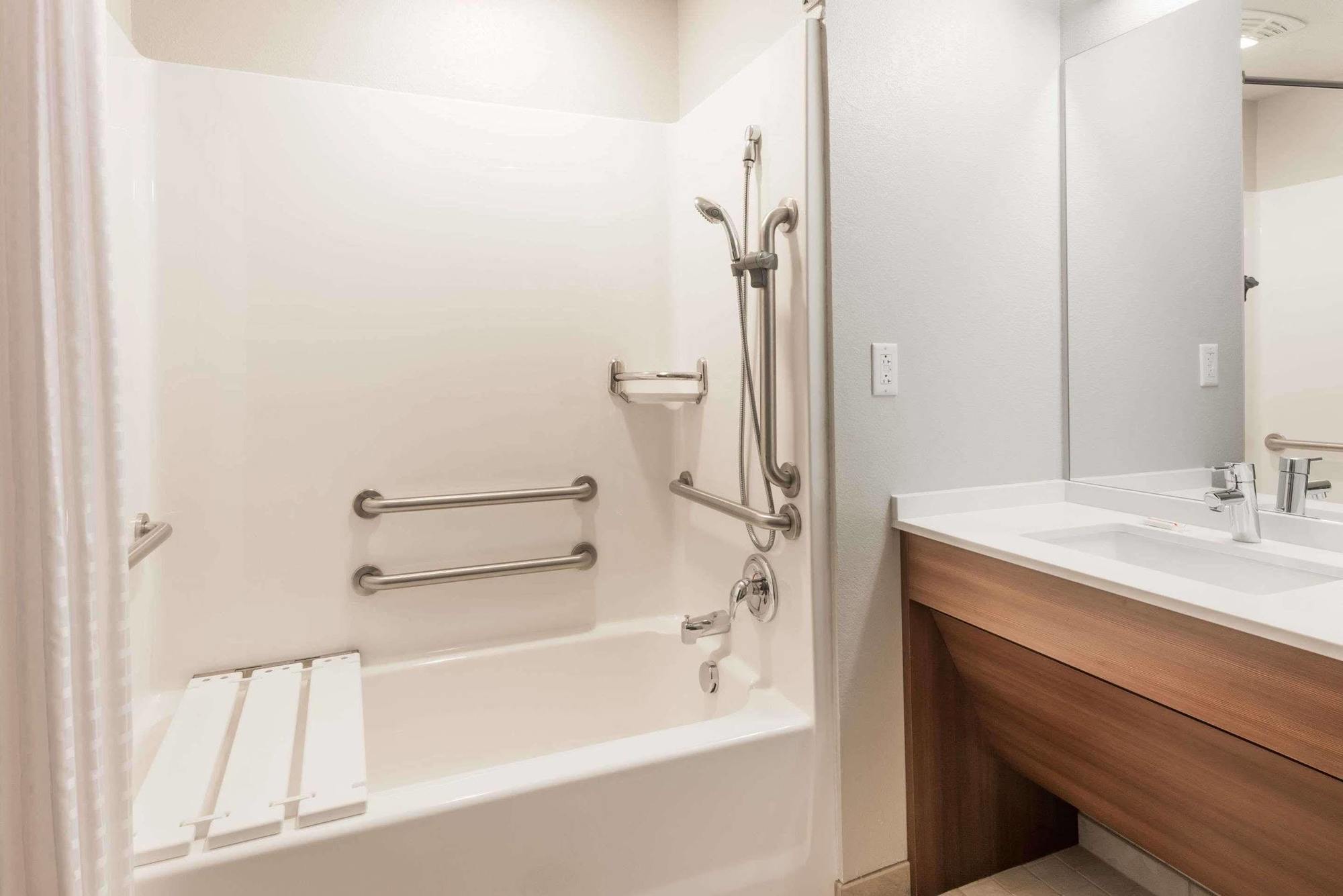 Microtel Inn & Suites By Wyndham Altoona Esterno foto